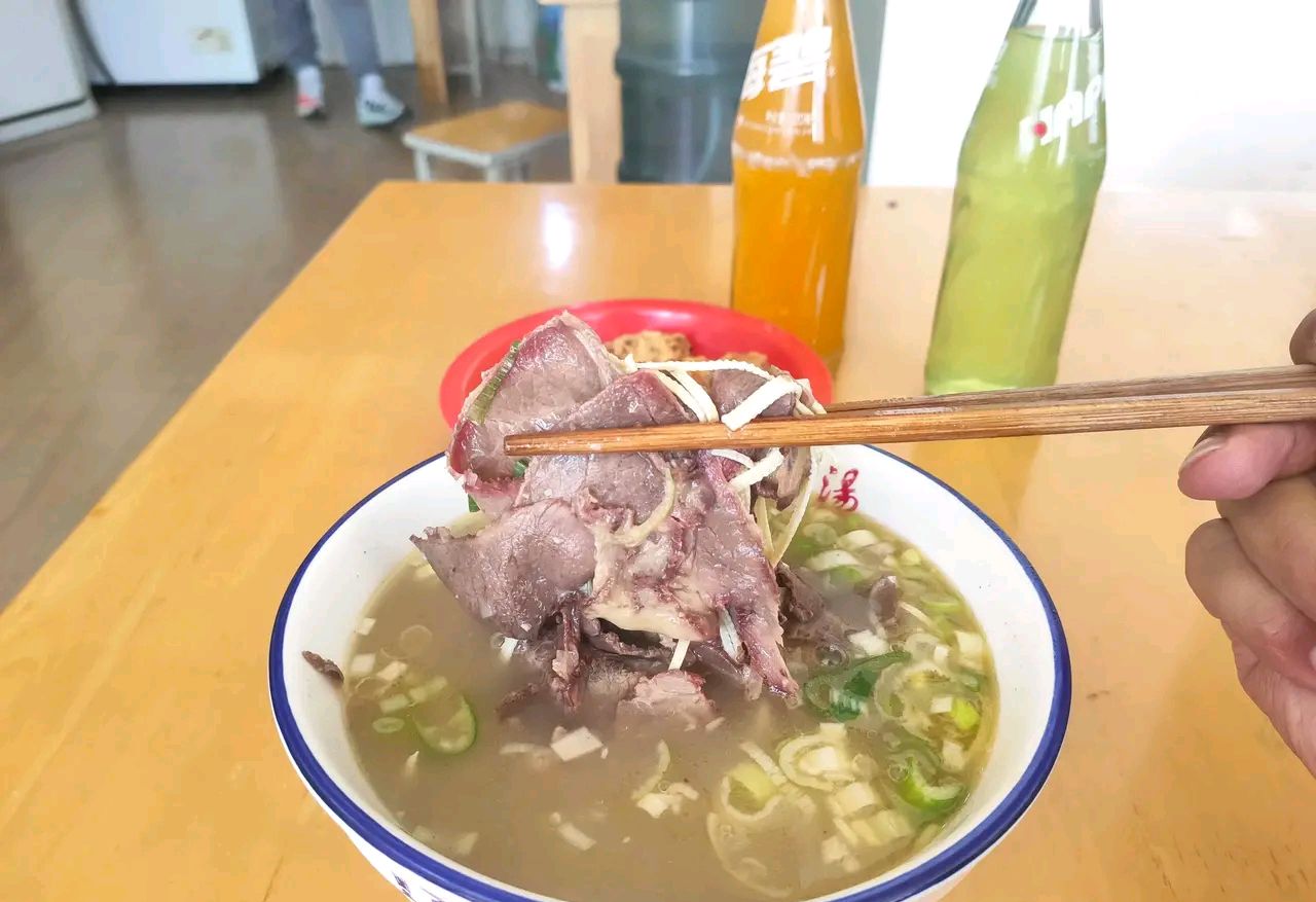 洛阳很火爆的"驴肉汤",10元一碗,肉非常多,出摊就排队!