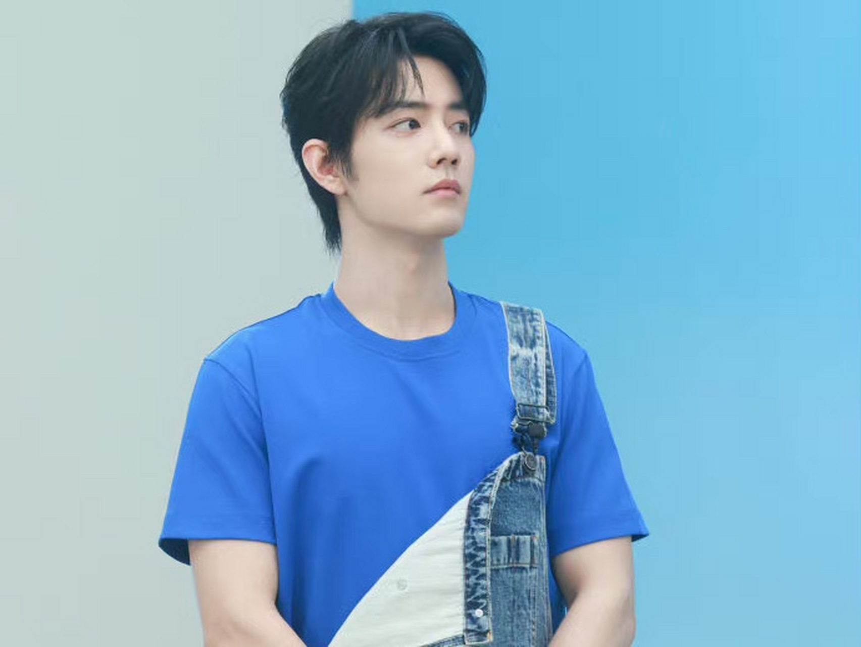 肖战怎么忍受单肩背带裤# 蓝色短袖搭配单肩牛仔背带裤的形象真的让