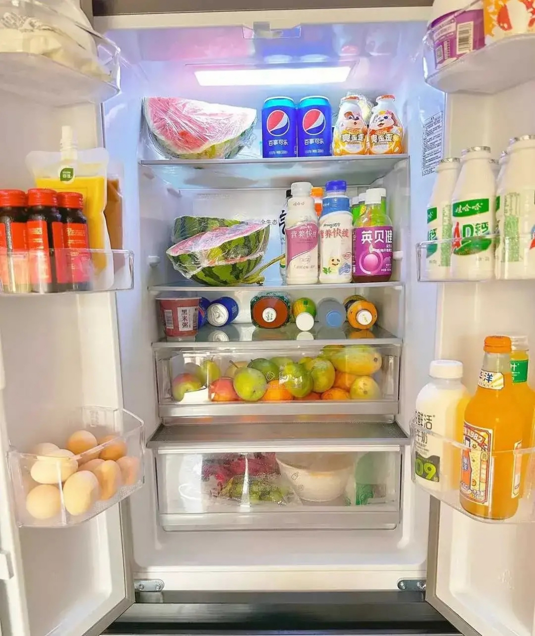 一位武汉姑娘晒的冰箱照,图一自己家,图二父母家.真实.