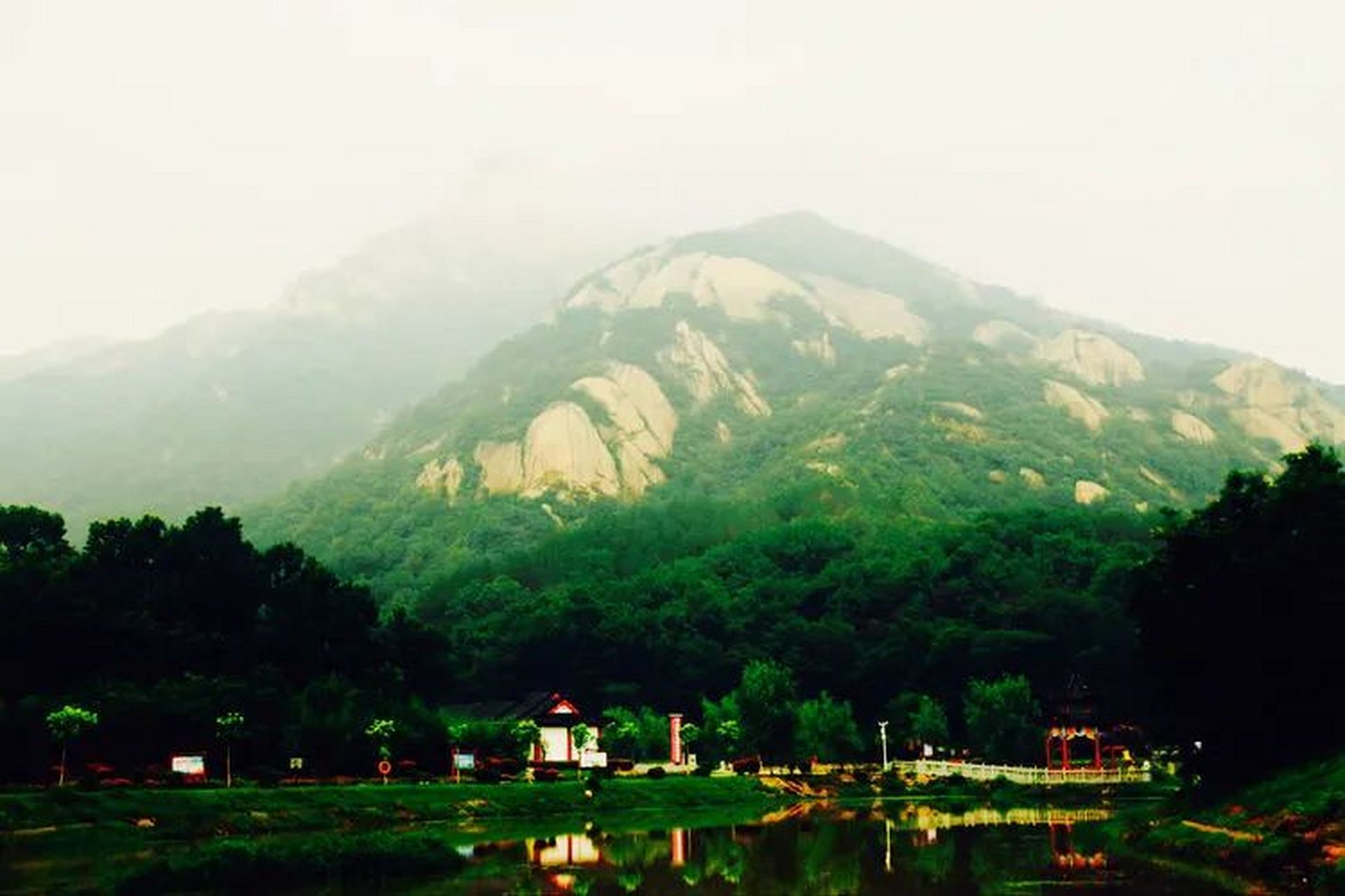 铜山风景区位于河南省驻马店市泌阳县城东30公里处,南依桐柏山,北和伏