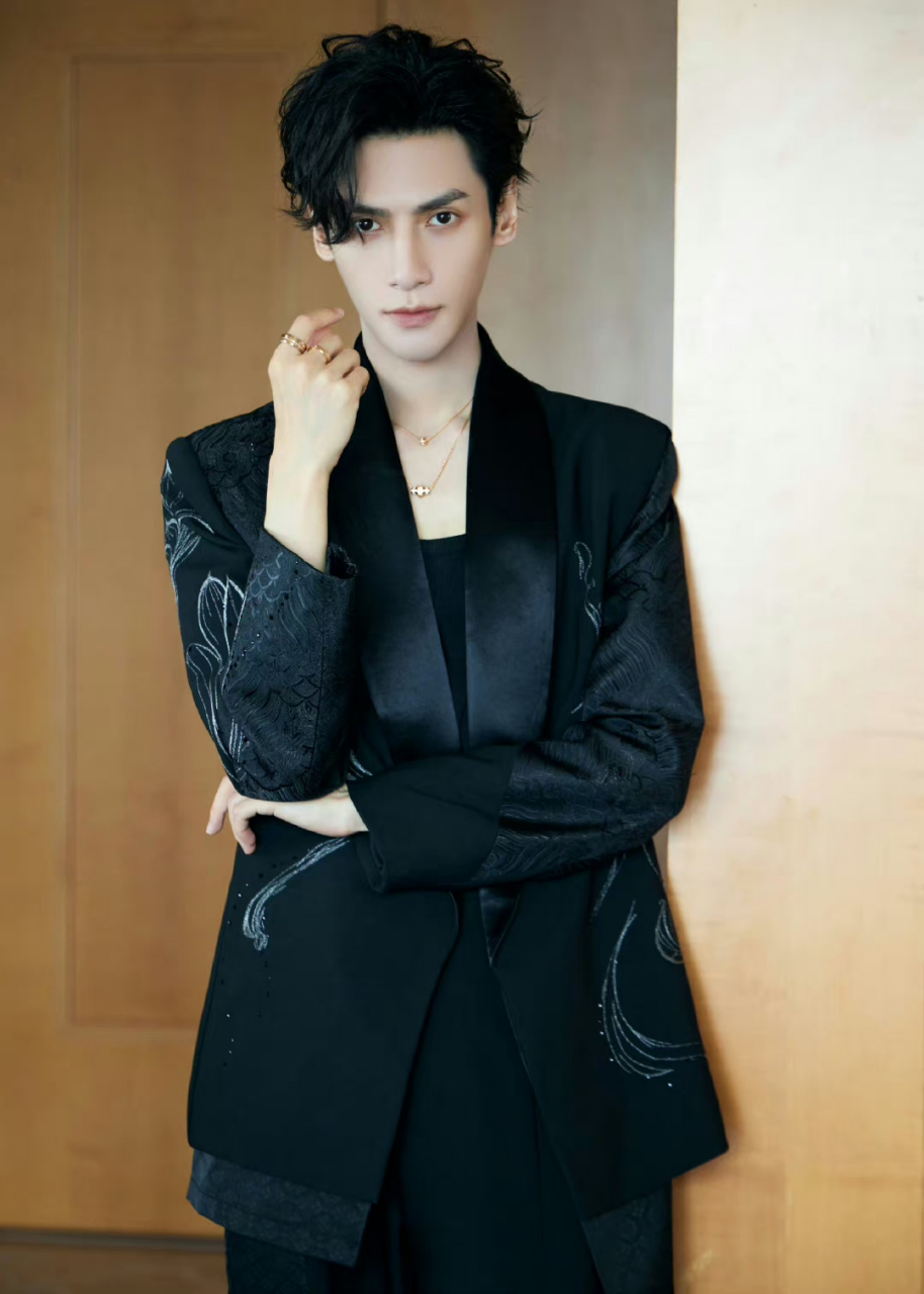 黑衣白衣罗云熙 这个眼神够邪魅[期待] #罗云熙