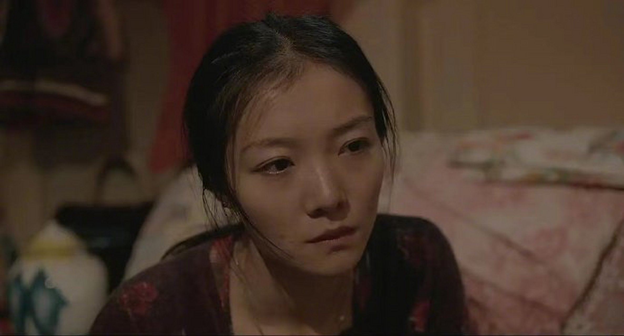 2012年《浮城谜事》,齐溪饰演桑琪,为了得到爱情心狠手辣,深思谋虑