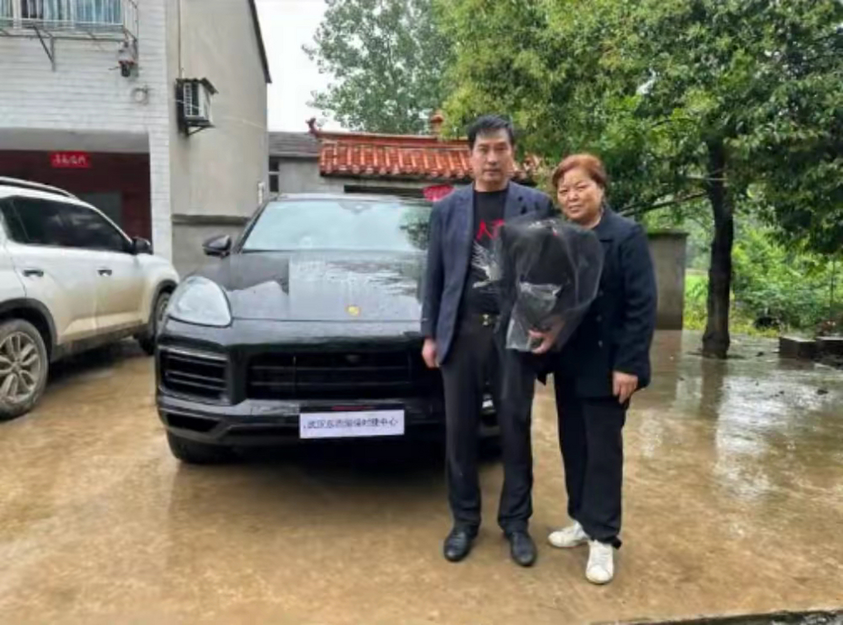 网红七颗猩猩:上大学拍短视频月入70万,23岁全款给爸爸买保时捷  2023