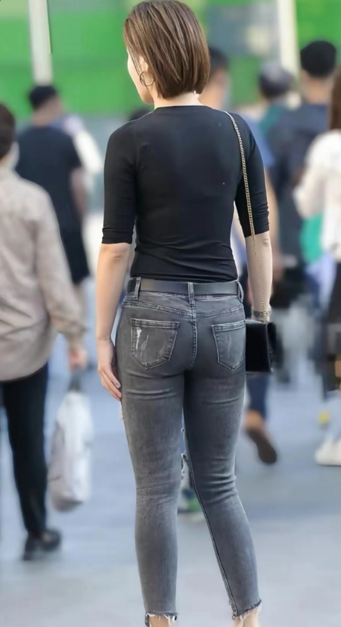 街拍背影杀,好时尚的牛仔裤!