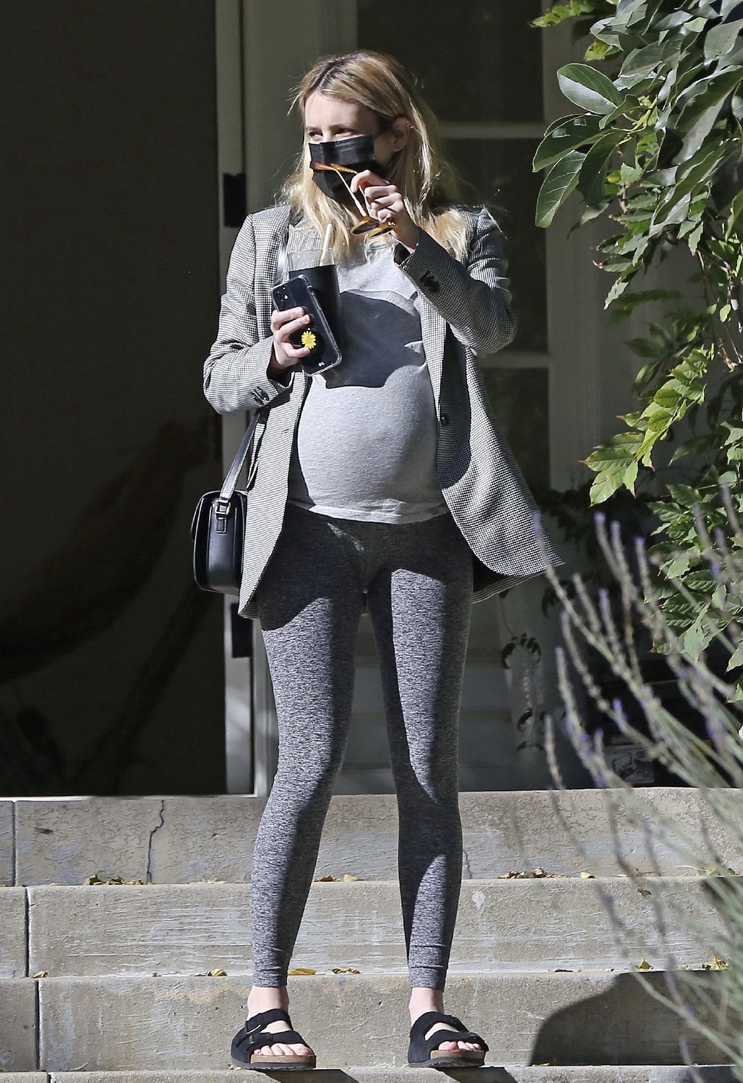 孕期中艾玛·罗伯茨(emmaroberts)在洛杉矶外出新街拍