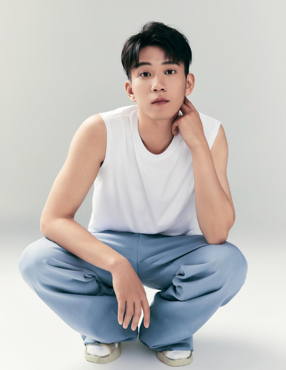 王子奇还是穿西装最帅,但是长得帅气的人,穿个简单的白背心也那么好看