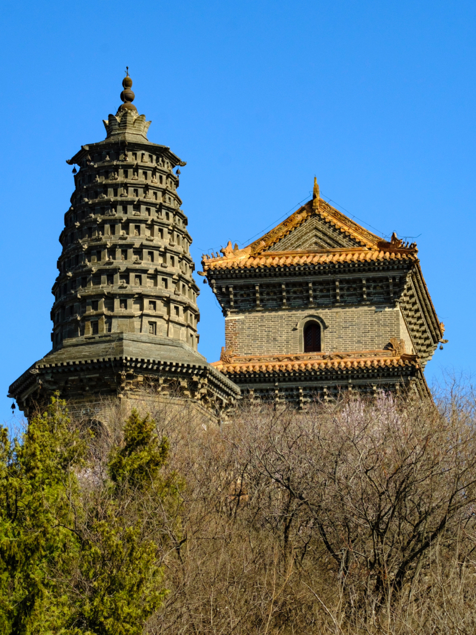 此为唐山车轴山建筑群,包括辽国药师灵塔,明代无量阁和民国的无昌阁.