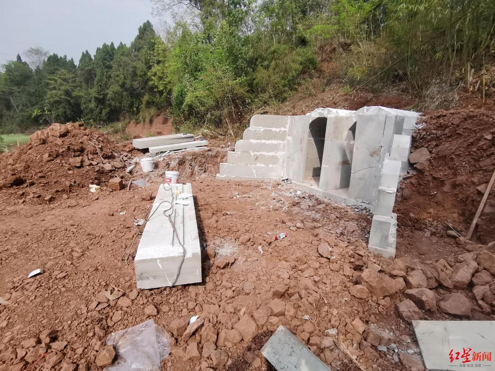 近日,四川內江一戶人家在修建墓地時,兩名石匠被墓門上落下的門牌石砸