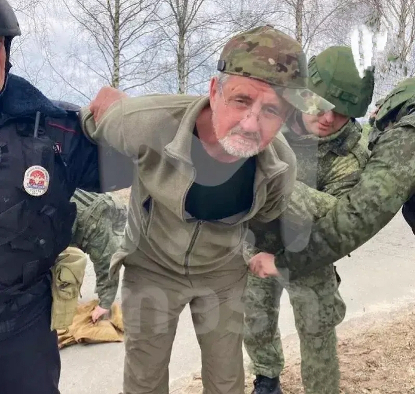 这个正被俄军俘虏的乌克兰老兵,今年67岁,已是白发苍苍的老人从容的看