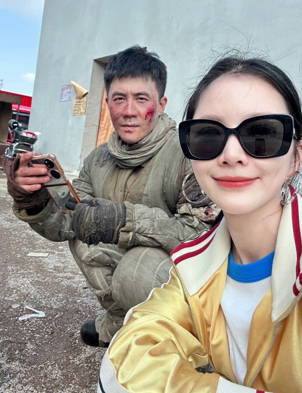 王灿为老公新戏做宣传,晒出杜淳在剧组的照片,两口子蹲在地上合影