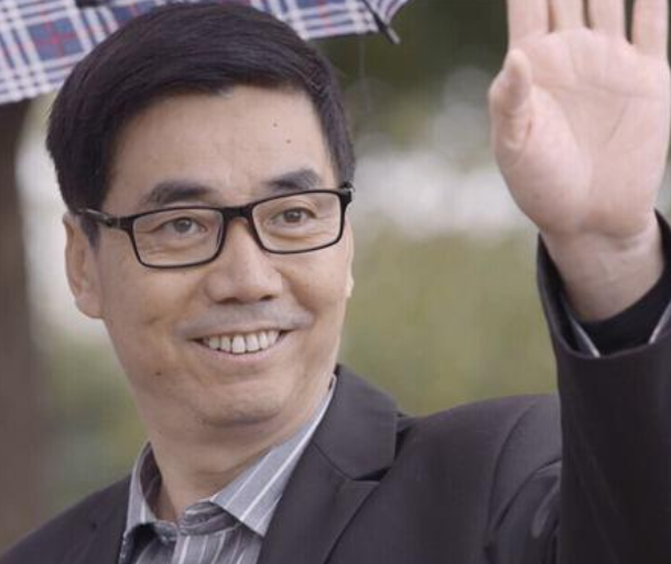 范明携妻子现身美国,参加女儿毕业典礼,范美辰白嫩貌美还是学霸