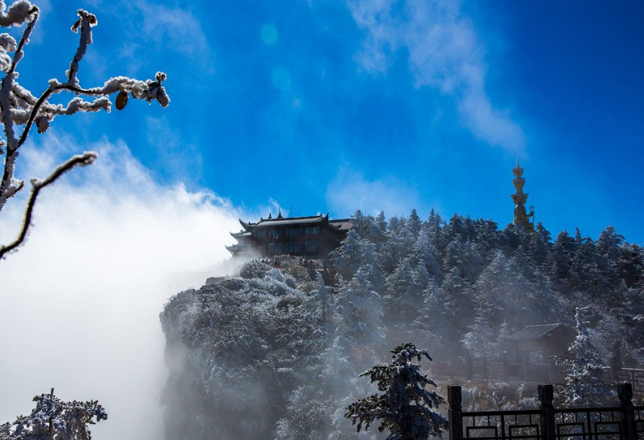 峨眉山风景秀美,虽颇有超然世外之姿,却并未与人保有距离