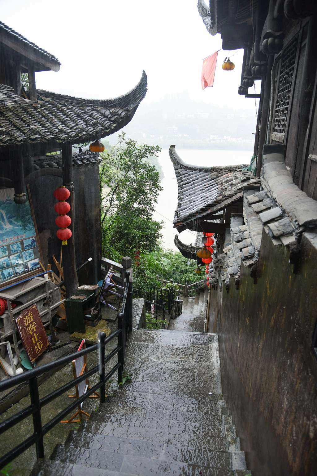 《芙蓉镇》:清算文革,一条湘南青石板街载动悲伤而又深情的岁月