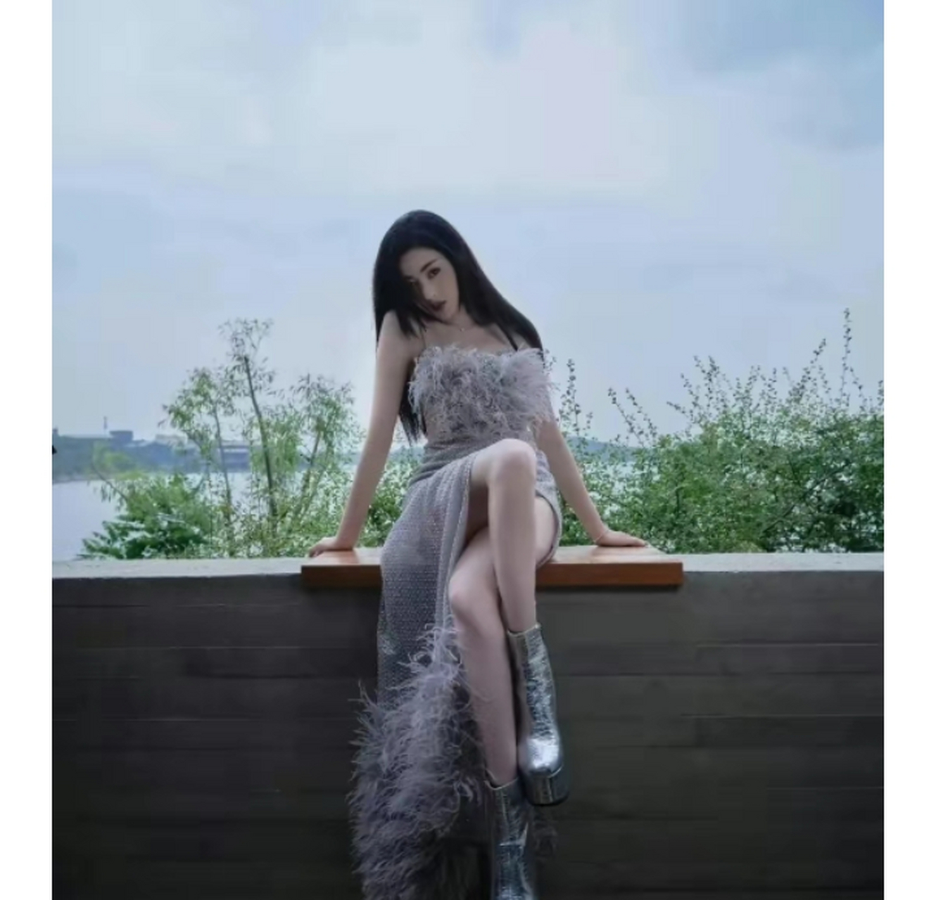 张天爱吊带闪亮连衣裙写真,性感诱人