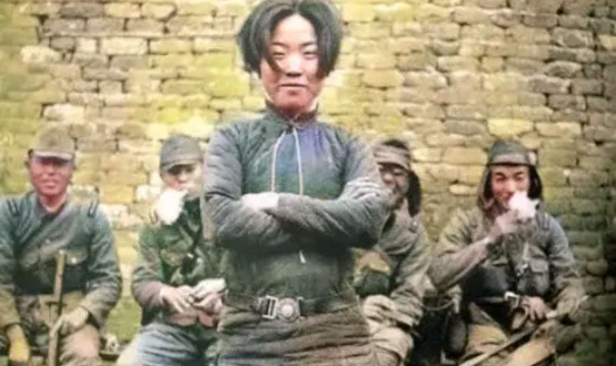 照片中这位露出冷蔑微笑的抗日女英雄叫做成本华,这是她留给世人最后