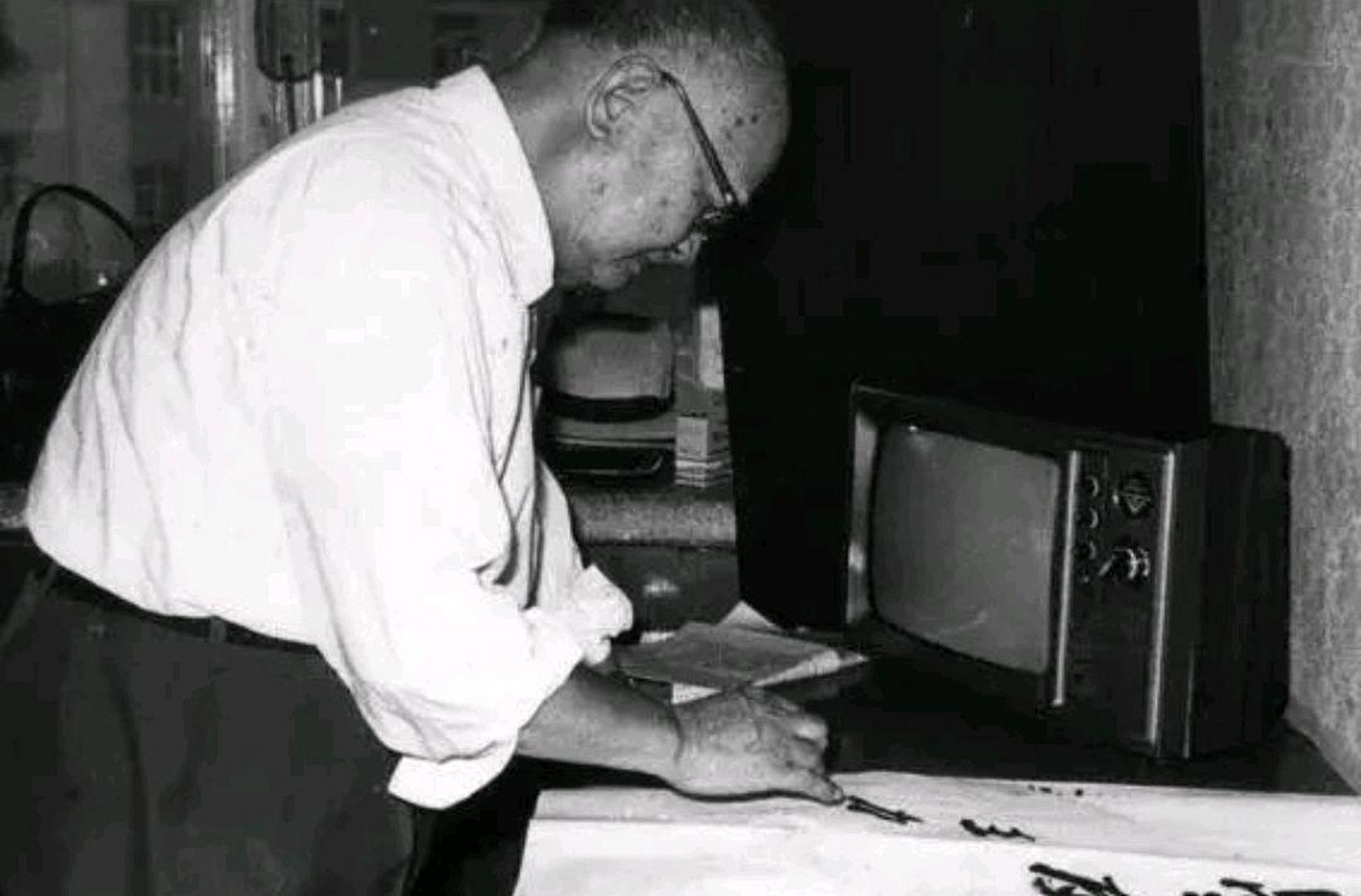 1982年,关锋被释放出狱,此前他已被关押审查15年之久,上级考虑到各