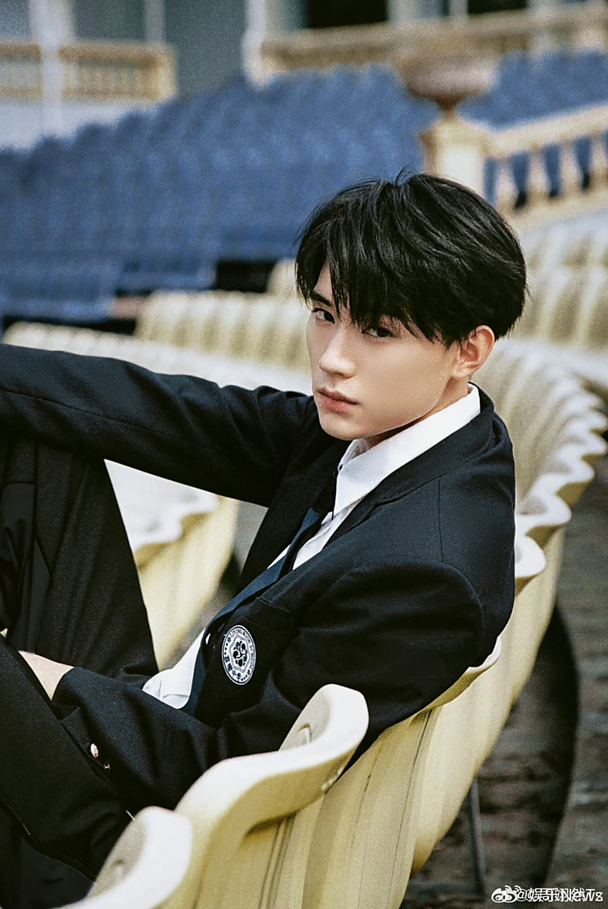 周翊然学院风造型写真,有校霸内味了#周翊然