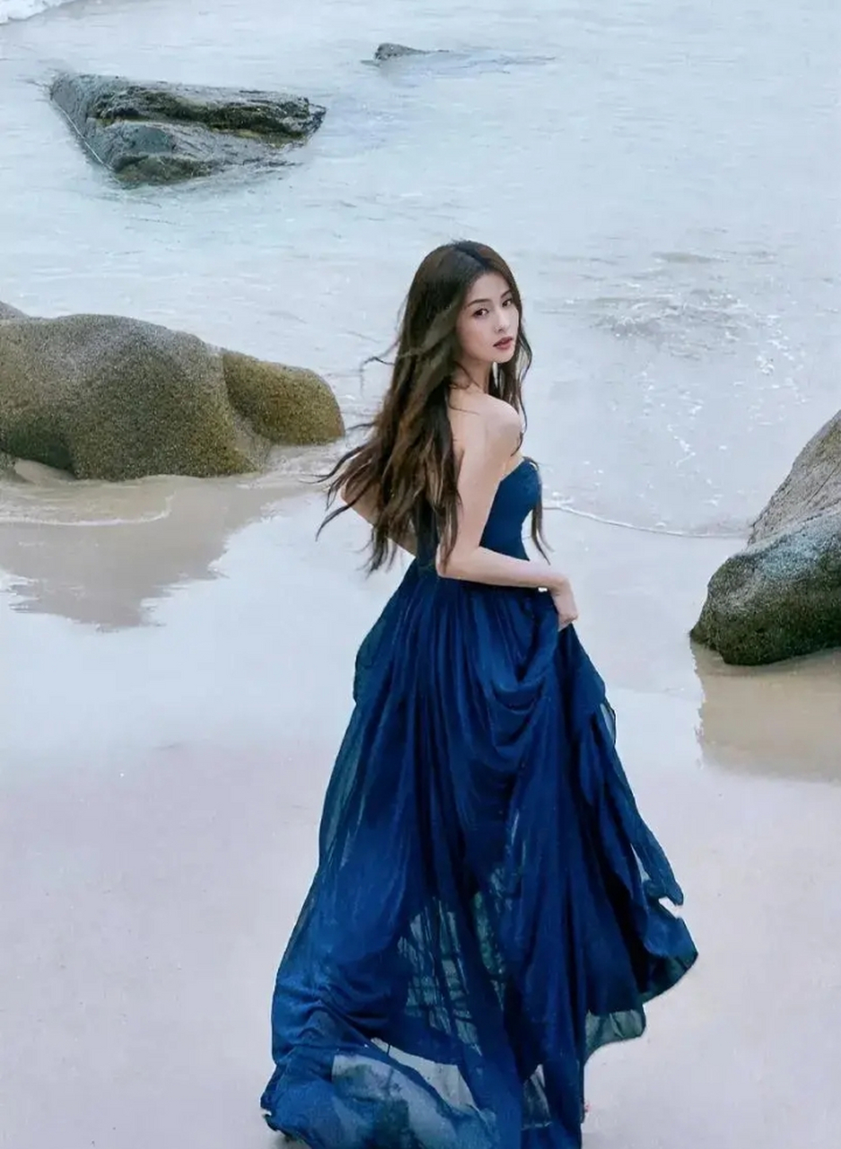 白鹿[可爱][可爱][撒花]穿蓝色抹胸长裙好美,优雅又靓丽,一种自然而然