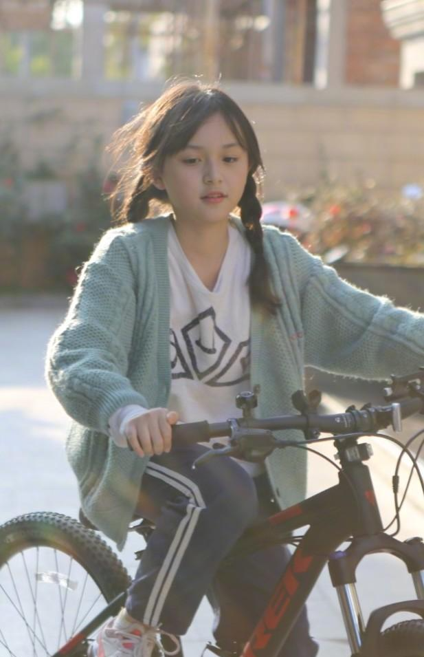 刘楚恬针织开衫内搭白t,脚踩芭比粉运动鞋,凹出了电线腿