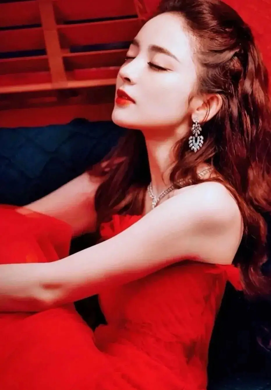 穿红色礼服的女明星真美