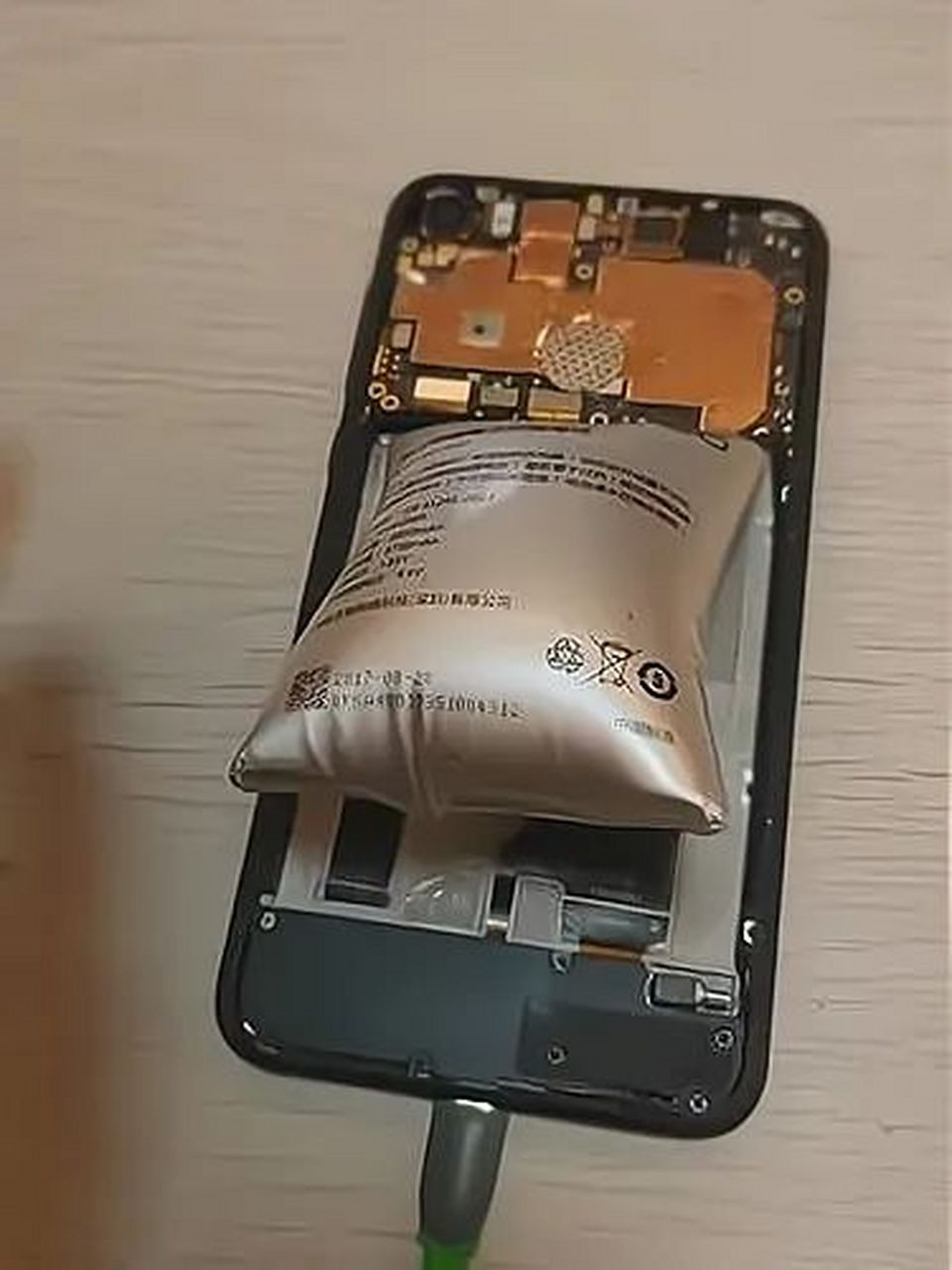 手机电池变鼓了还能继续用吗?是不是电池容量变大了?[三哈]