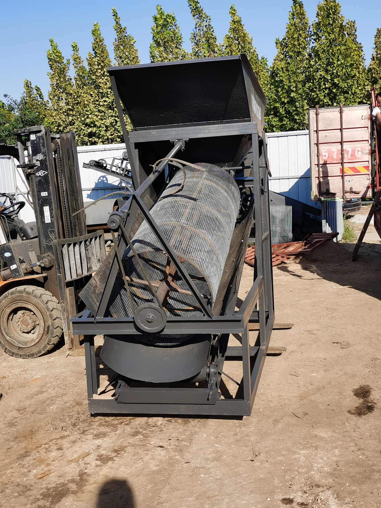 适合小场地,小铲车的筛沙机来啦