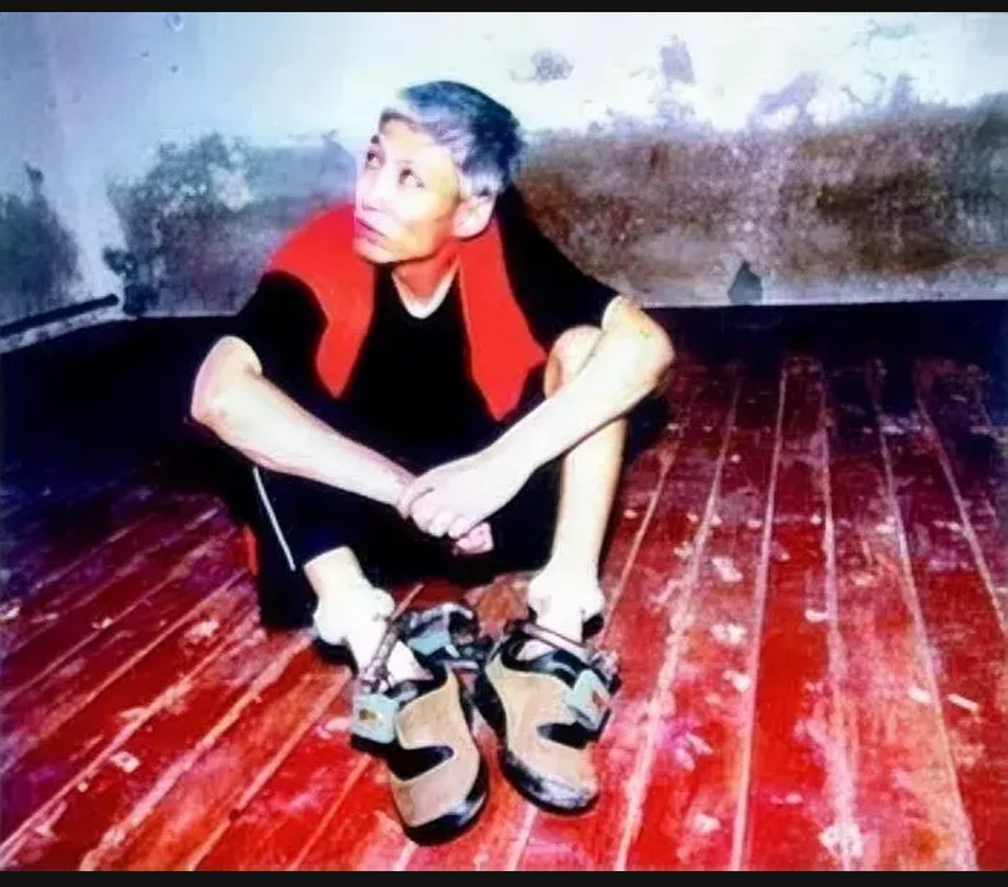 2003年,刘涌被执行"注射死刑"前,留下的一张照片,镜头中的他蹲坐在