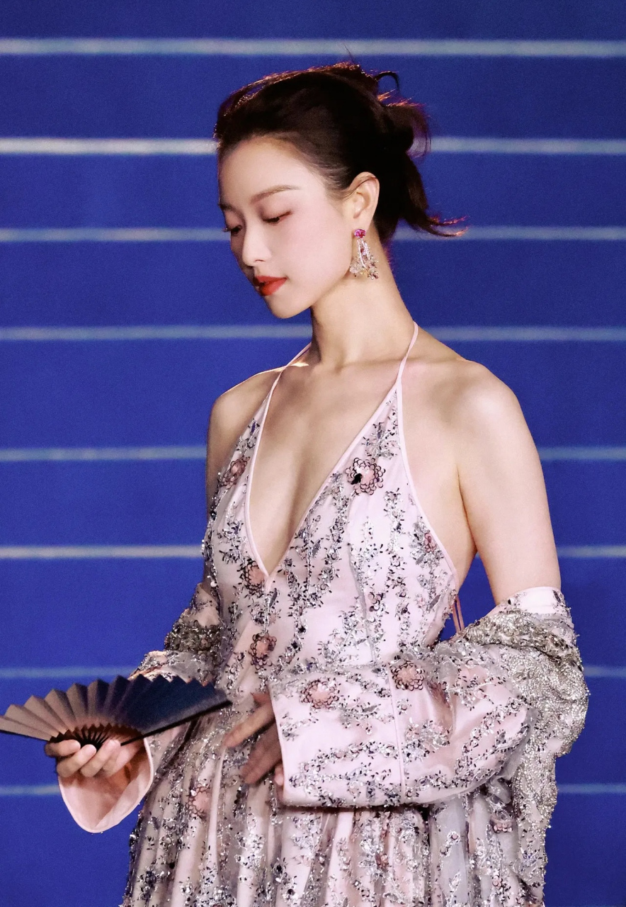 女神倪妮,身着性感深v礼服,美艳动人,就是舞台上最亮的星.