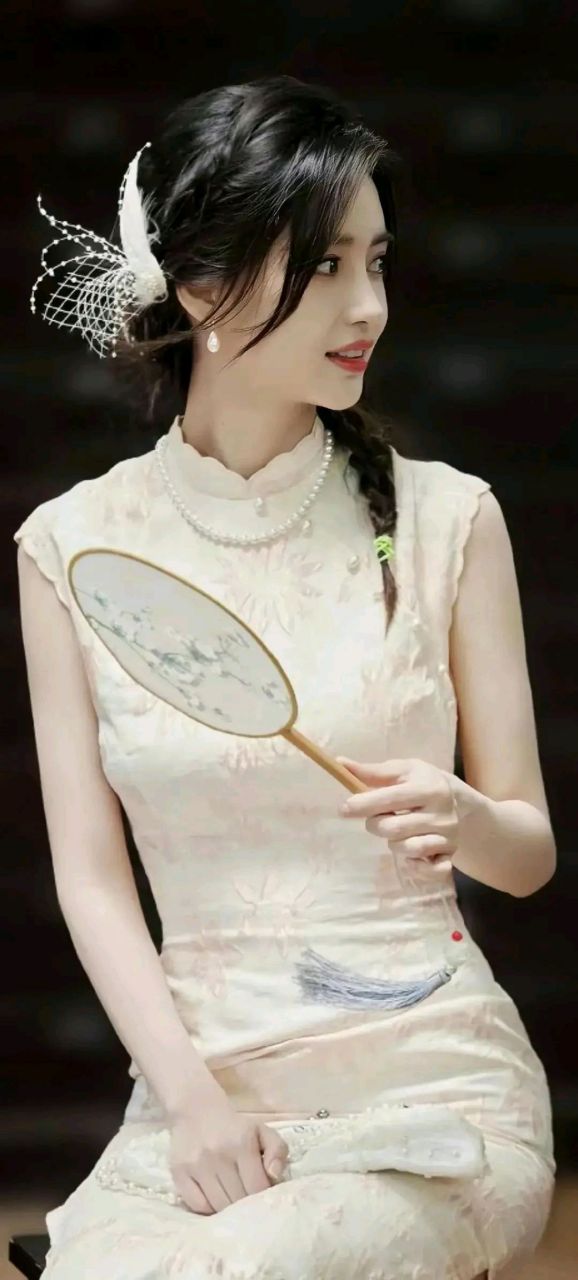 杨颖这套旗袍穿搭太美了,乳白色群体装饰粉色刺绣,搭配凤凰发髻,手拿