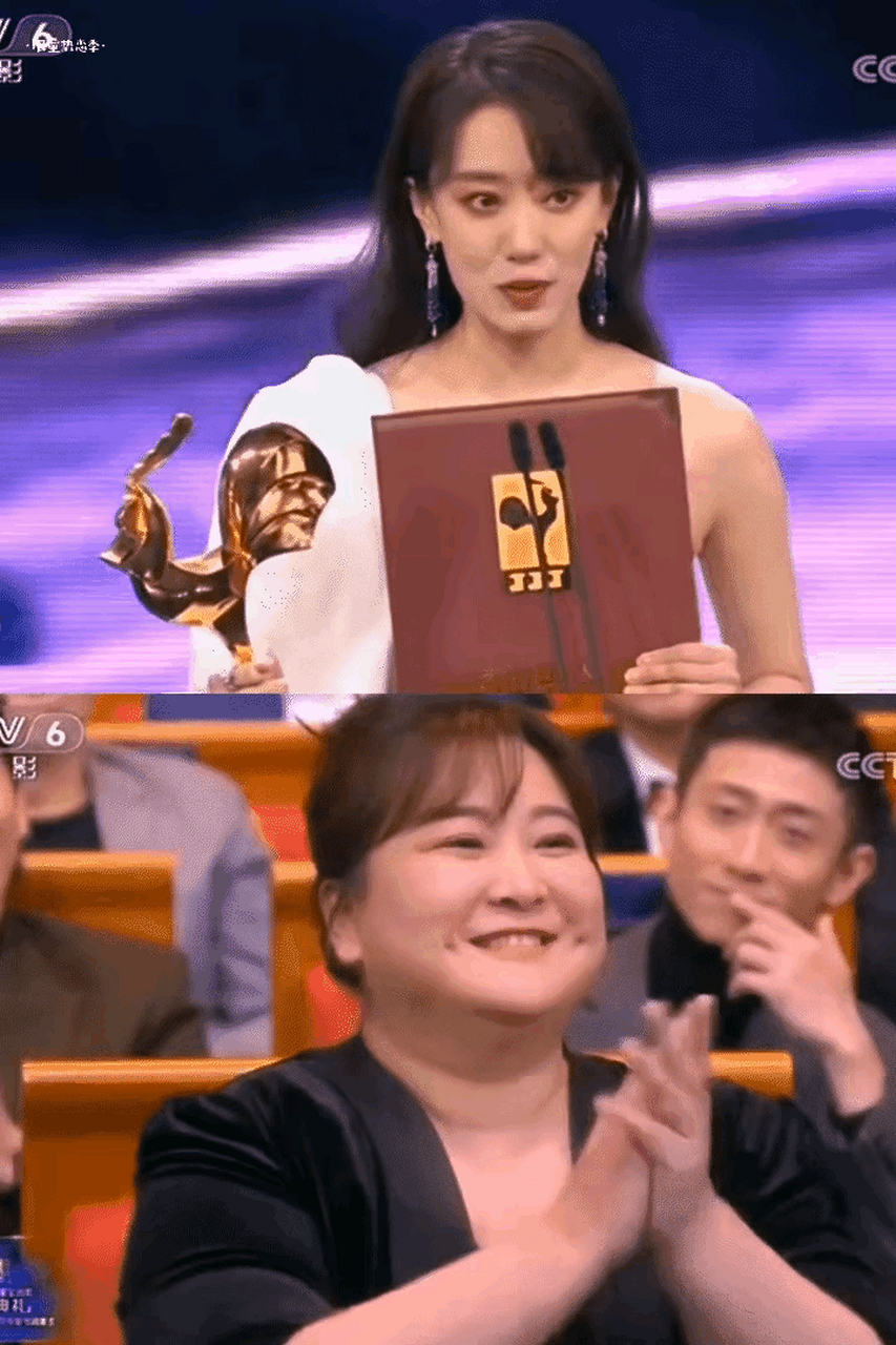 去年贾玲在台下为张小斐鼓掌,今年贾玲在台上领奖张小斐哭了,她们的