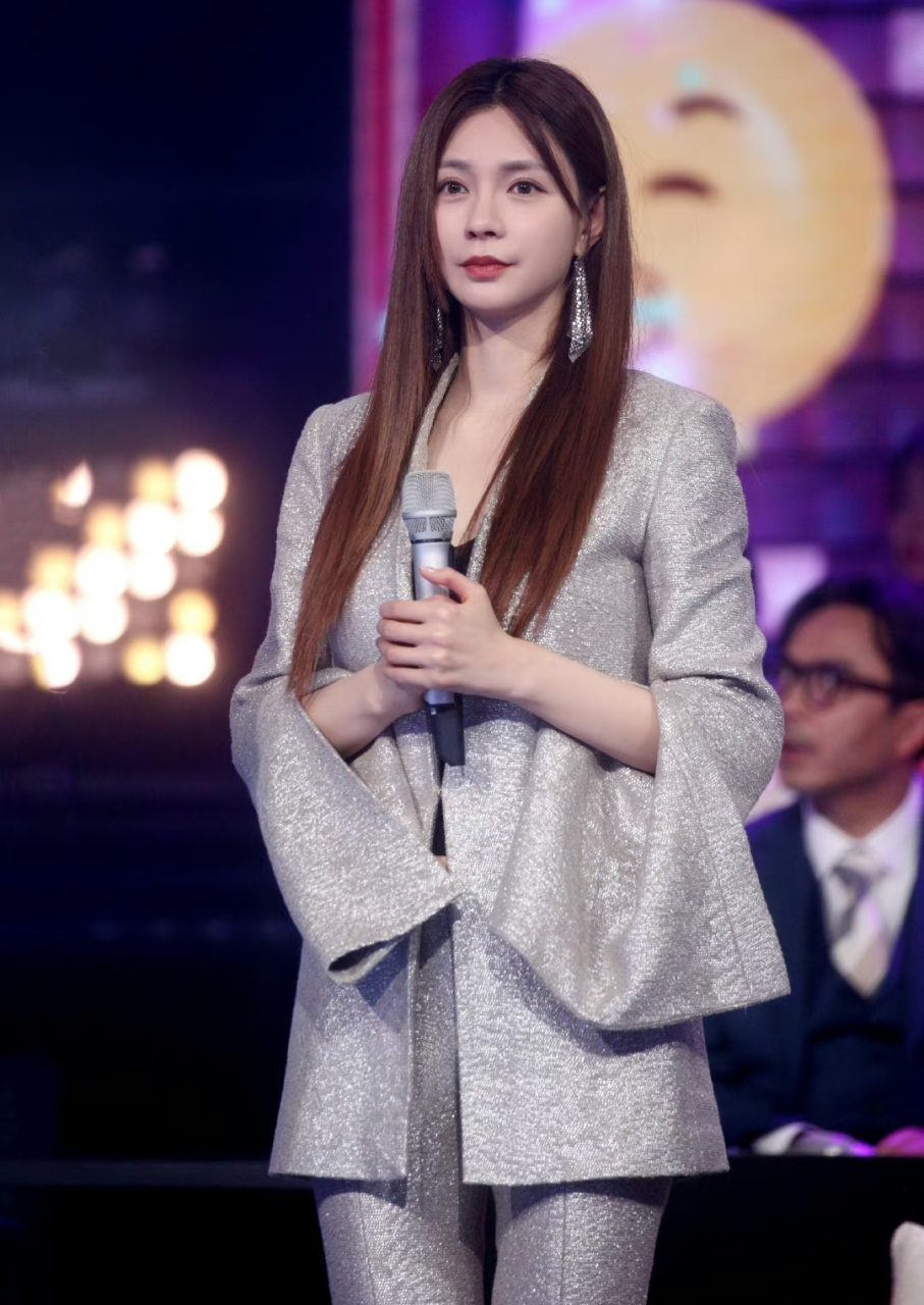 沈梦辰回芒果台主持节目,站在舞台上和谢娜气质很相似,连穿衣打扮也是