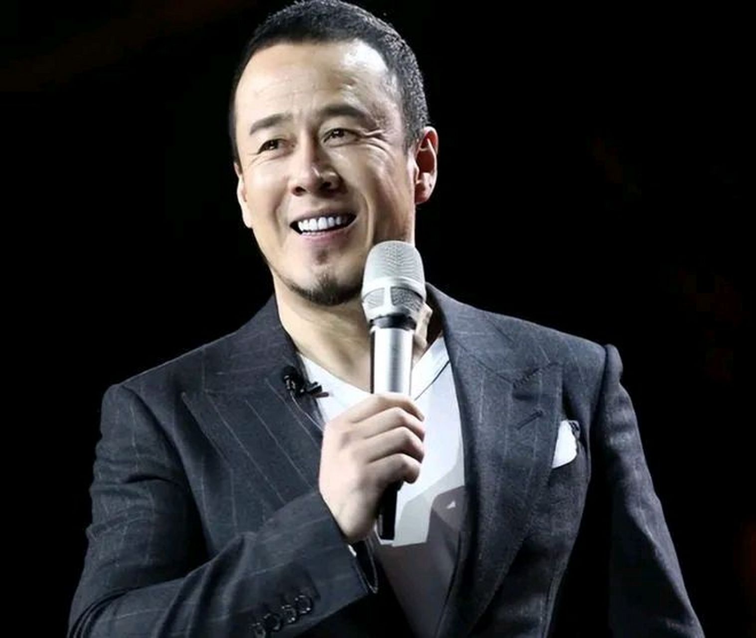 歌星杨坤一直没有结婚,有一次,那英就对着他说:"你看你这也老大不小了