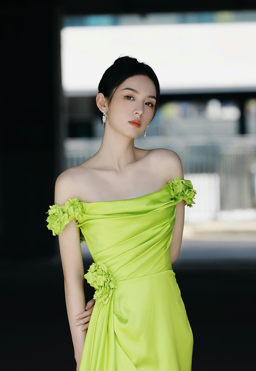 周也露肩绿裙,椰子的脸我是服气的,真的好美.