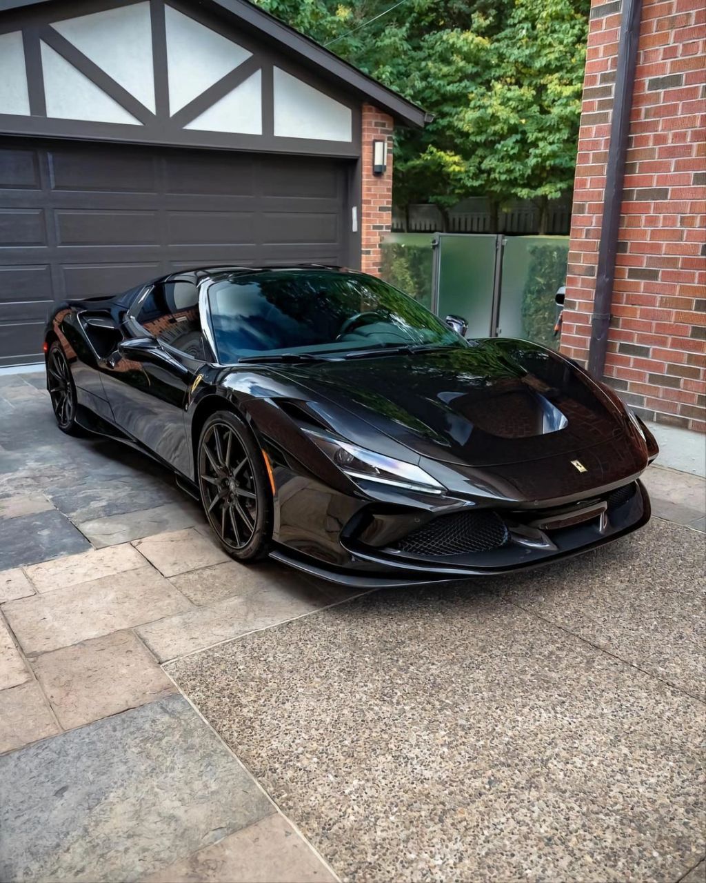 你的快递到了,请接收 法拉利f8 tributo黑武士 作为法拉利车型中前