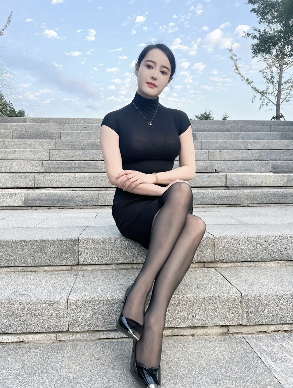 黑色的丝袜,让你的腿型完美展现,性感撩人.