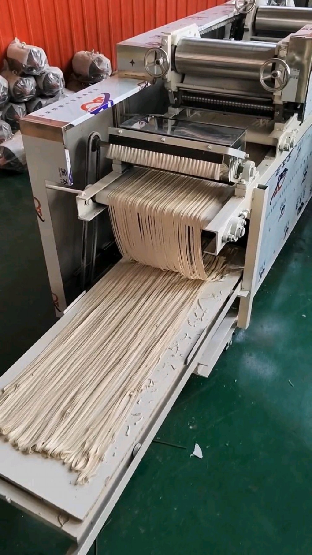 德仕达7-400型双面撒粉叠皮面条一体机,能做饺子皮馄饨皮面条-度小视