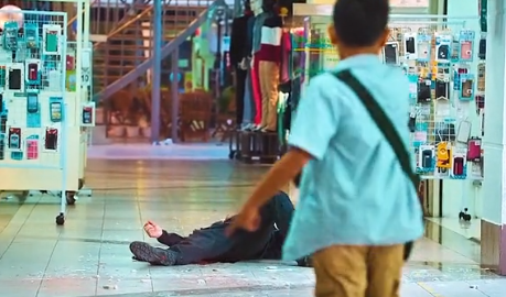 湄公河行动中,郭旭被娃娃兵扫射倒地后,高刚拿别人的枪进行射击