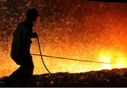 2021年,34岁包钢男子午夜跳入钢炉,从清醒到死亡仅用10秒