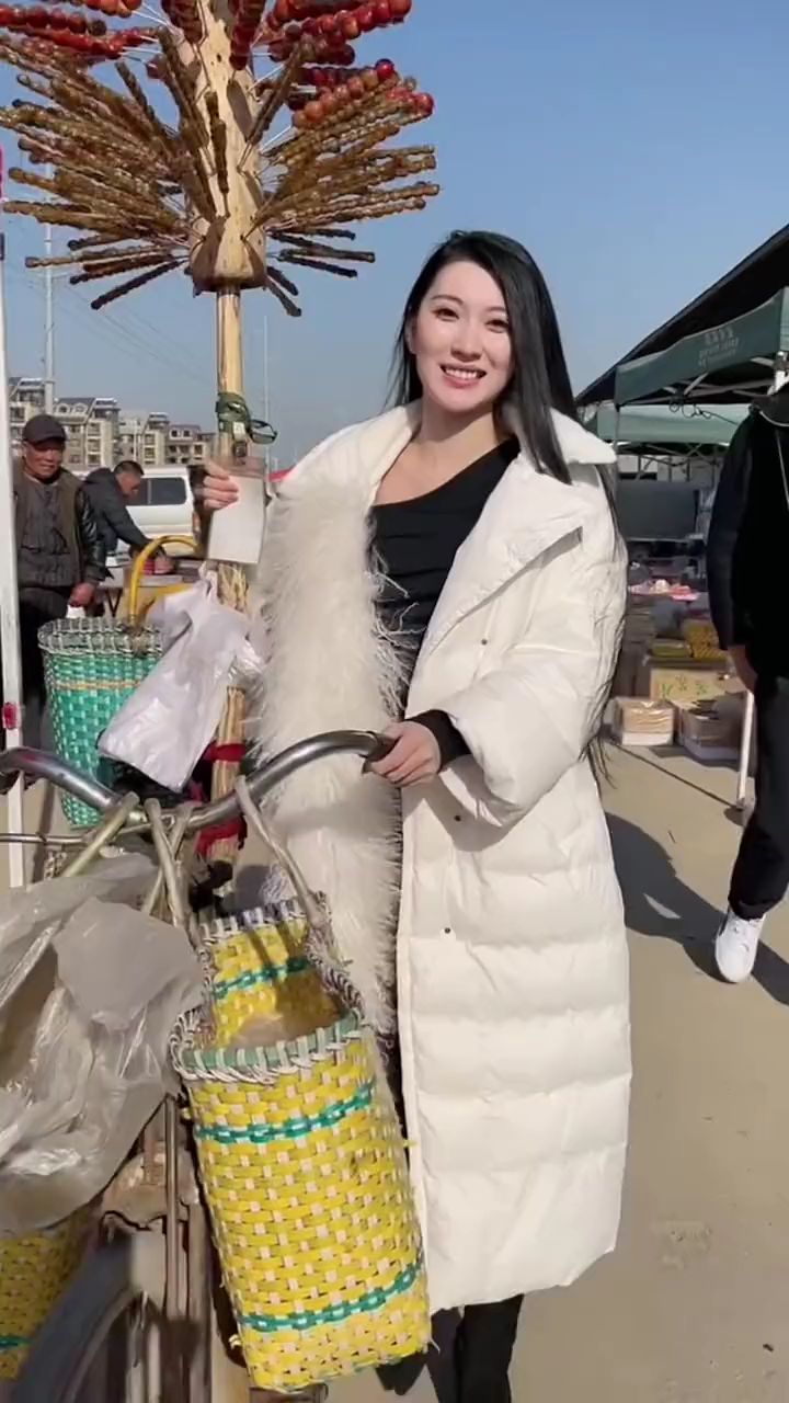 大爷也喜欢看美女!