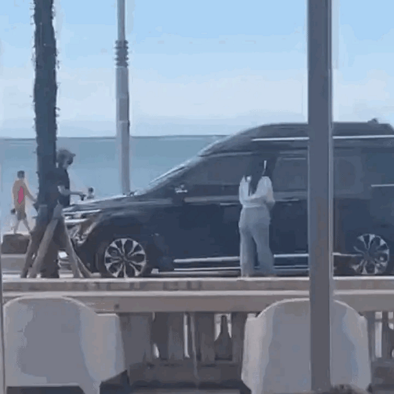 网友在韩国偶遇蔡徐坤,看到他和美女同搭一辆车,这是要干什么呢?