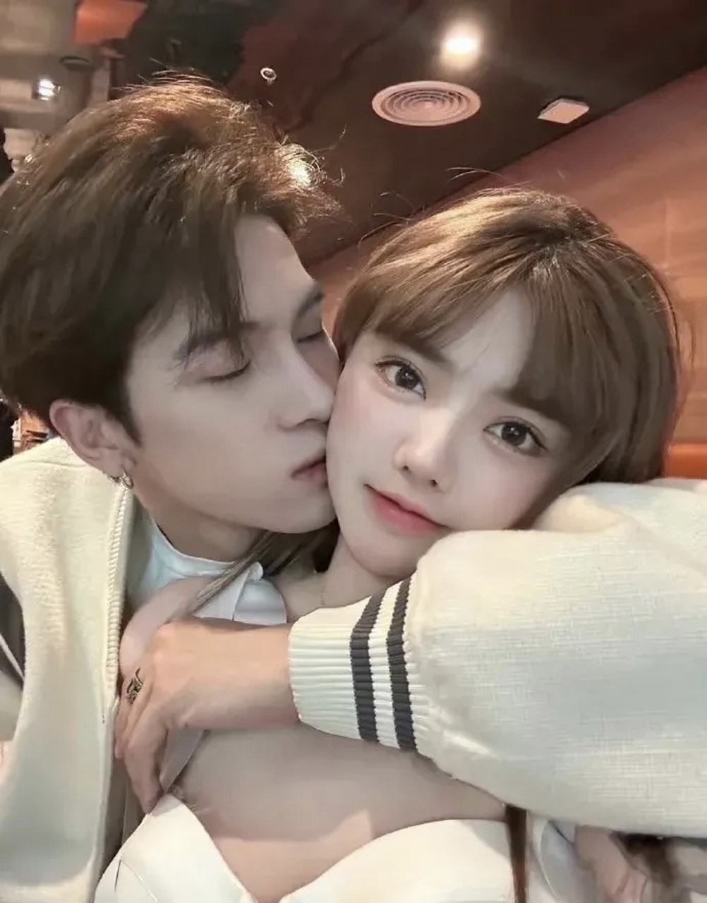 真是长见识了,网红韩安冉第四次结婚 这次这个老公才1 9岁,这不就是半