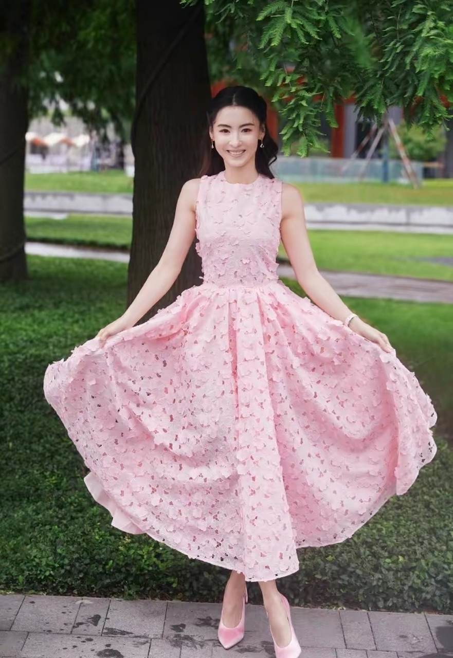 张柏芝身体抱恙引发网友们担心,大家纷纷发文希望女神赶紧好起来,也有