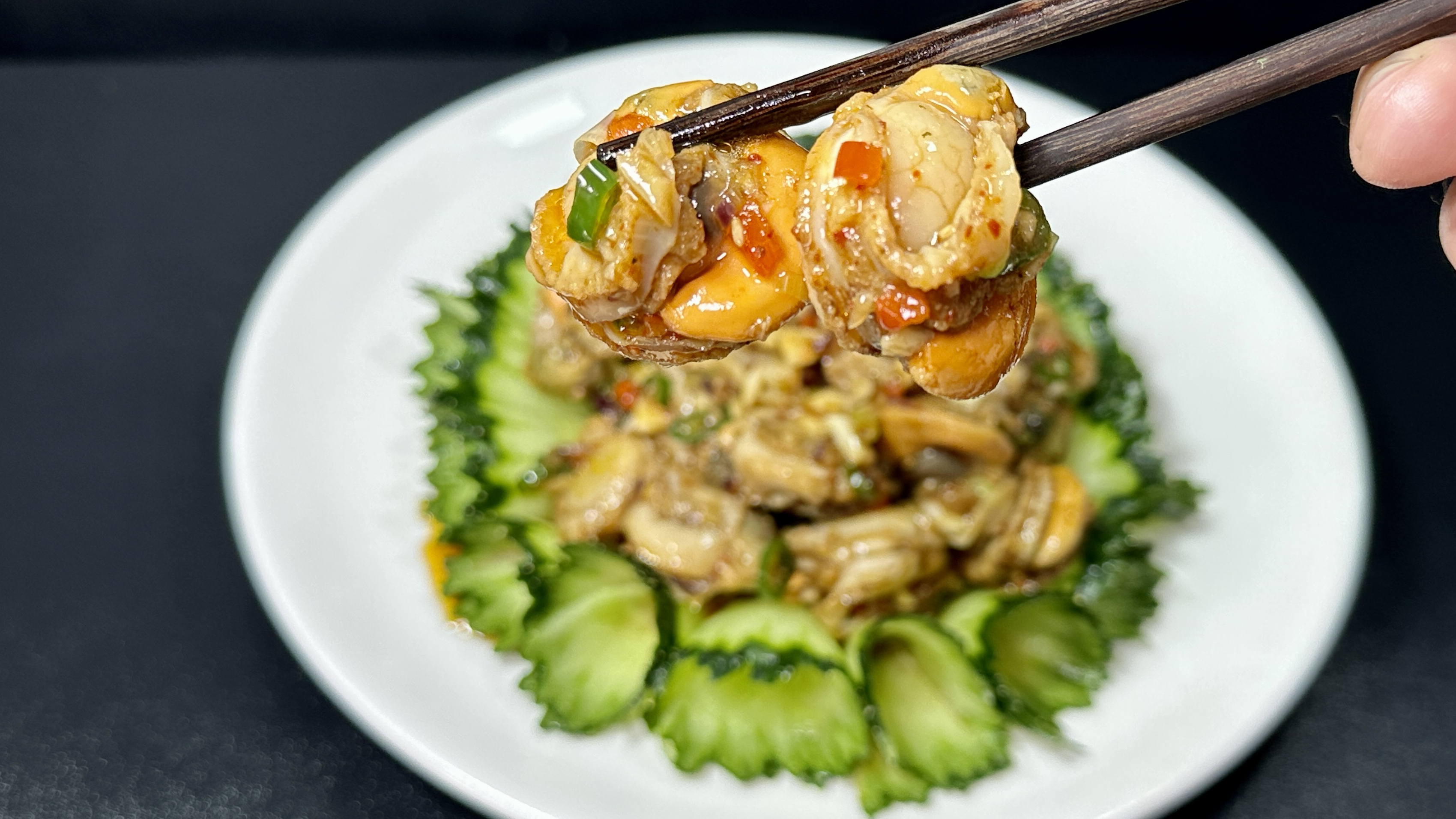 扇贝别老是蒜蓉蒸了,做这个翡翠香辣扇贝吧,香辣爽口鲜香味美