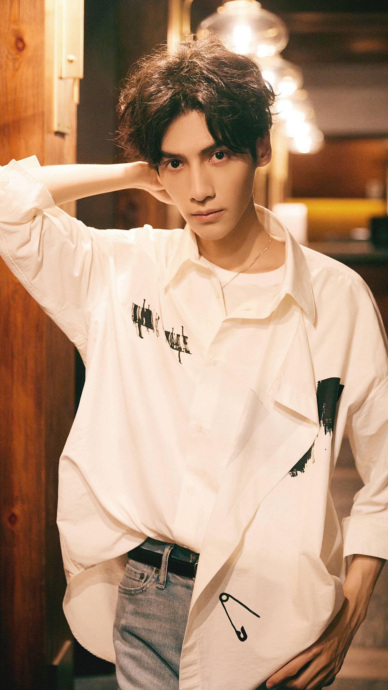 演员罗云熙,气质高雅,眼眸深邃,来看帅气写真照