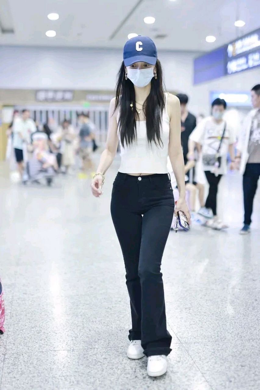 8月15日,angelababy杨颖和儿子小海绵一同现身机场,母子同框画面温馨