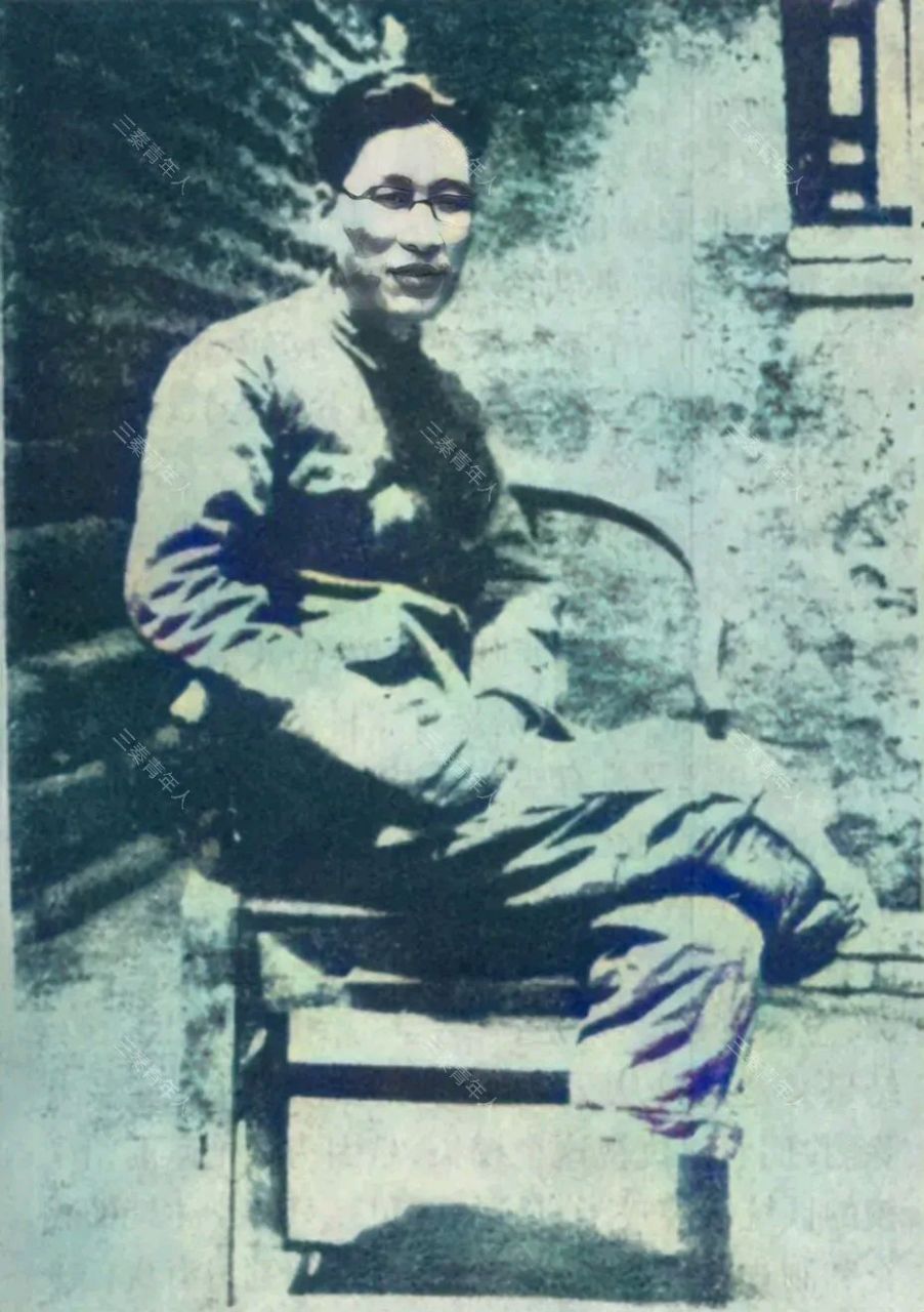 1943年,八路军"叛将"徐梦秋,一张罕见的合影,镜头中的他戴着眼镜看