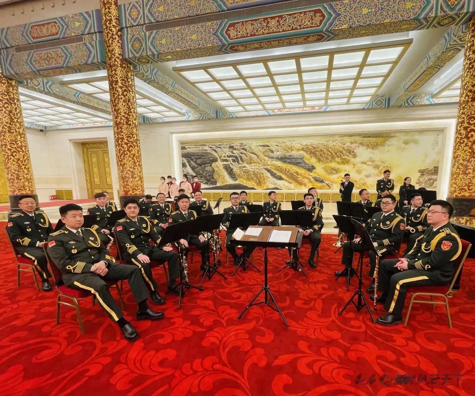 红地毯,军乐队,全套顶级餐具,马克龙此次访华获得了"史无前例"的高