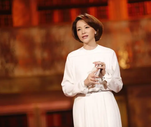 董卿罕见露面,登台演讲前背诵稿子,《朗读者》感人肺腑