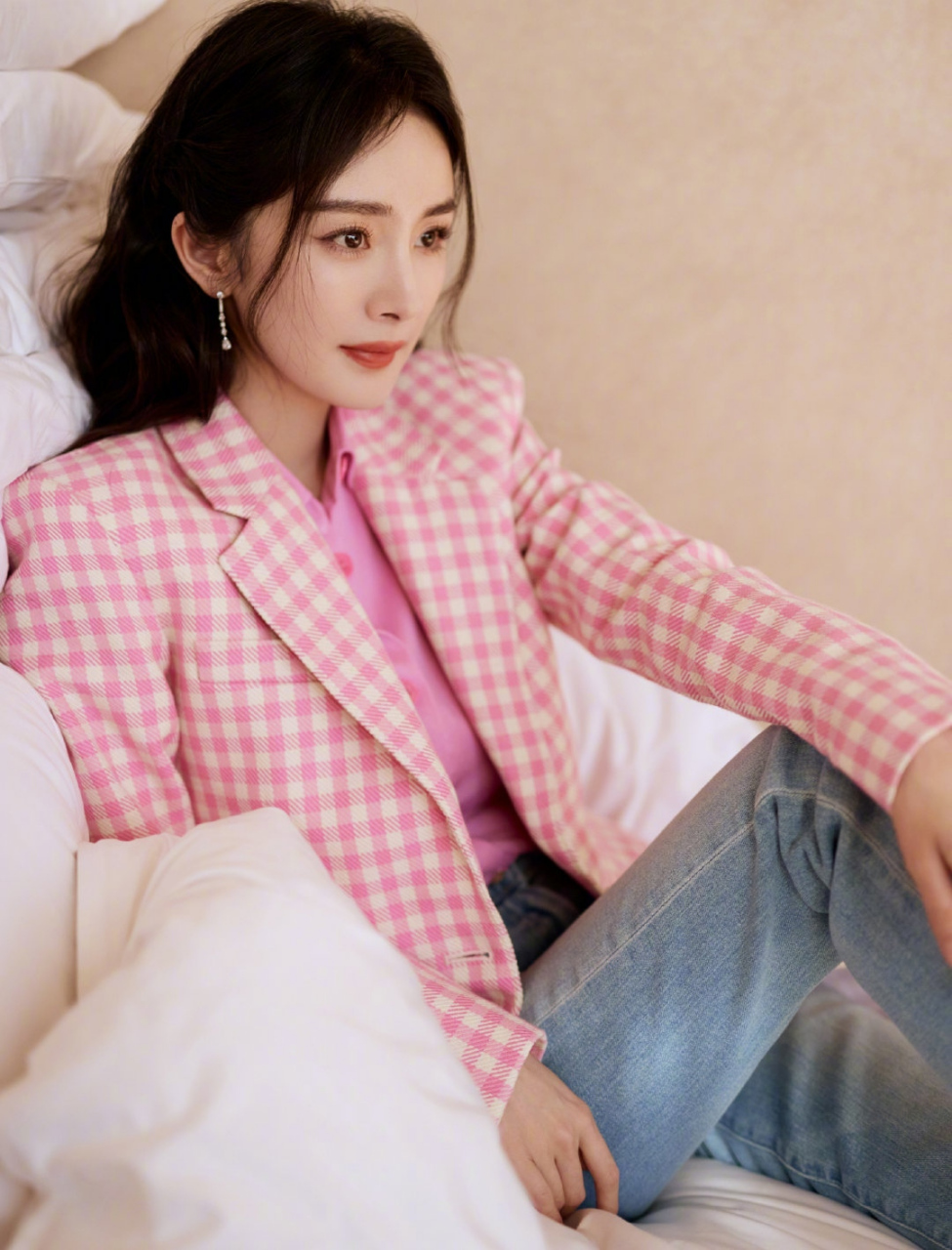 杨幂# 一袭粉色格子西装配牛仔裤,脚蹬白色高跟鞋,雪肤玉貌的容颜