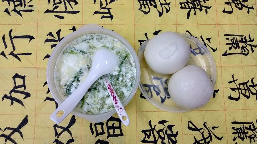 当代国画家徐鹤～这大热天,高庄馒头黄瓜蛋花汤吃完肯定一身汗了